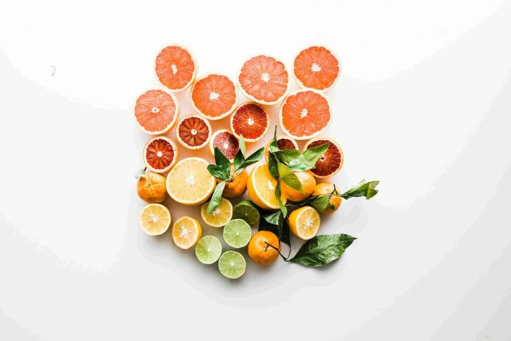 Plusieurs fruits representant les différents arômes de puff CBD fruités