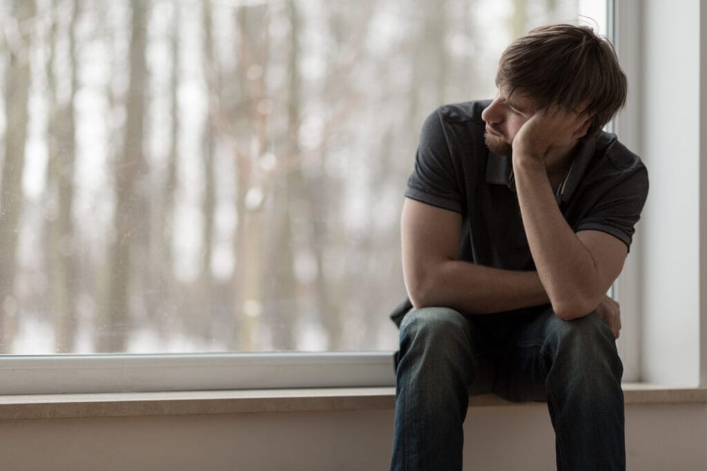 Un homme se tenant la tête symbolisant les effets du CBD contre la dépressin