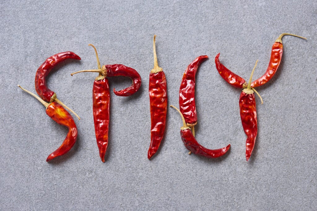 Chilischoten, die das Wort "Spicy" bilden