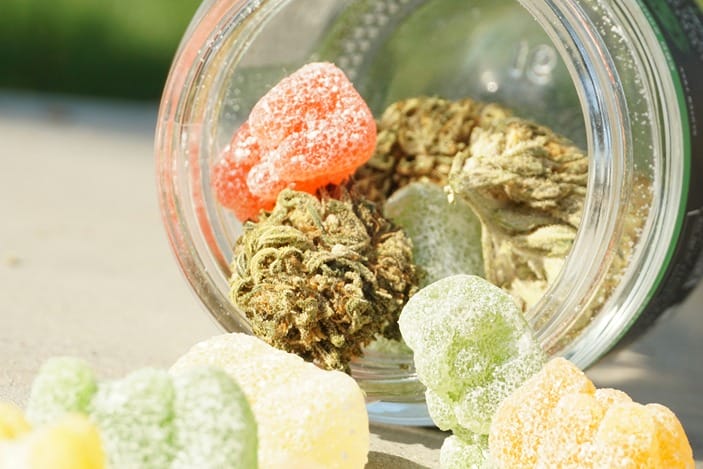 Des bonbons infusés au cannabis présentés dans un contenant en verre élégant