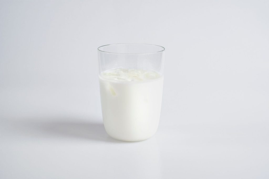 Glas Hanfmilch, ein pflanzliches Getränk aus Hanfsamen.