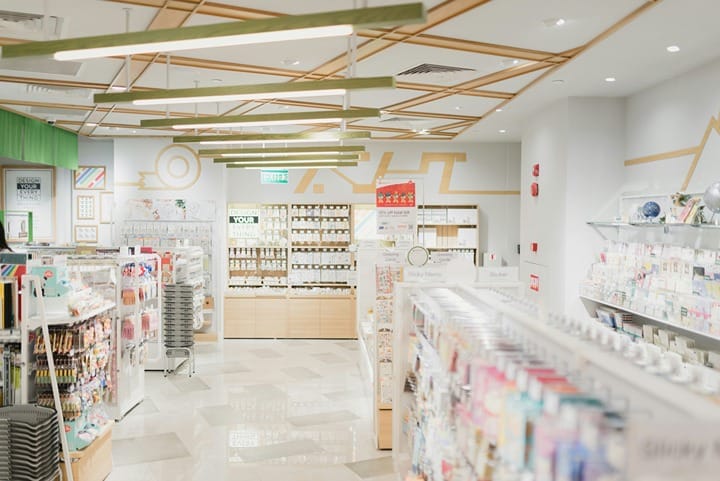 Intérieur lumineux d'une pharmacie moderne avec des étagères de produits de santé