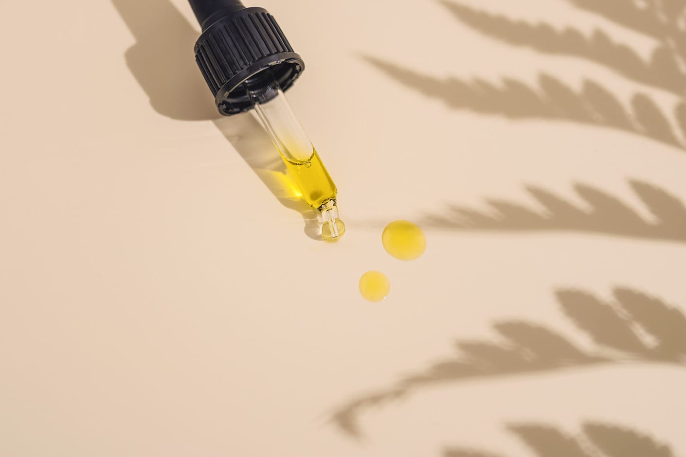 Huile de chanvre extraite et prête à l'emploi dans une pipette