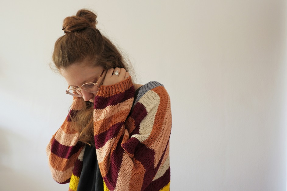 Femme anxieuse illustrant les troubles psychiatriques nécessitant précautions avec le CBD