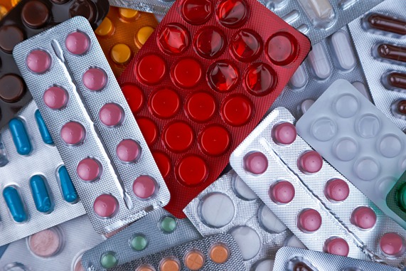 Plaquettes de médicaments anticoagulants illustrant les interactions médicamenteuses avec le CBD.