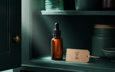CBD-Öl-Flasche mit Hinweis auf Haltbarkeit und richtige Lagerung